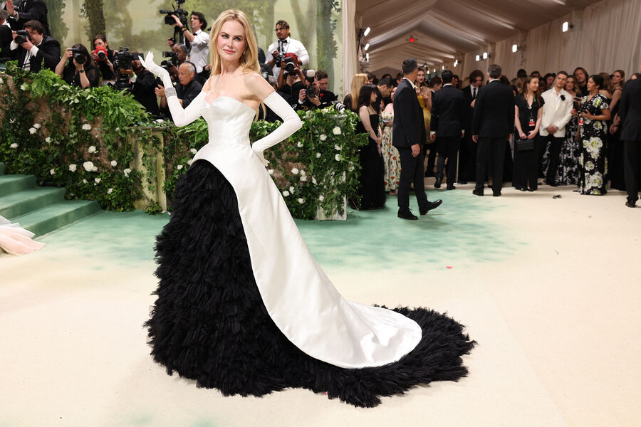 Николь Кидман появилась на&nbsp;Met Gala вместе с&nbsp;мужем Китом Урбаном. На&nbsp;бал она надела платье из&nbsp;белого шелкового бюстье и объемной юбки, расшитой «перьями» из&nbsp;органзы. Это вариант наряда, который в&nbsp;1951 году придумал Кристобаль Баленсиага, созданный нынешним модельером Balenciaga Демной Гвасалией.
