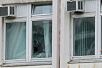 Поврежденное окно в здании школы №1 в Ивантеевке, где произошла стрельба, 5 сентября 2017 года