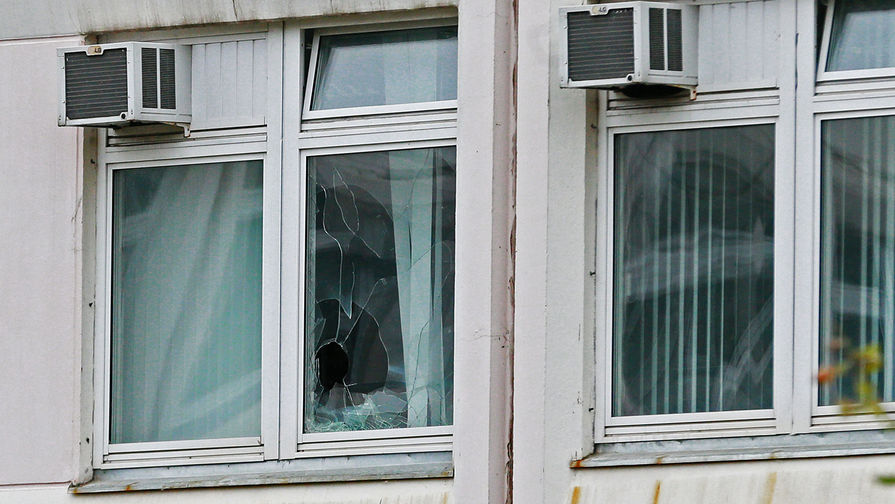 Поврежденное окно в&nbsp;здании школы №1 в&nbsp;Ивантеевке, где произошла стрельба, 5&nbsp;сентября 2017&nbsp;года