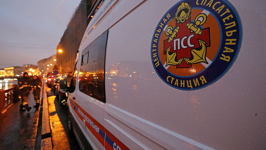 Автомобиль Поисково-спасательной службы возле дома преподавателя Санкт-Петербургского государственного университета (СПбГУ) Олега Соколова, подозреваемого в&nbsp;убийстве девушки, выпускницы СПбГУ