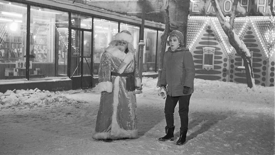 Фильм <b>«Зигзаг удачи» (1968)</b> снимался в&nbsp;феврале и давался непросто. Уличные сцены были для&nbsp;актеров испытанием: им приходилось мерзнуть на&nbsp;20-градусном морозе. Рязанов нещадно гонял коллег за&nbsp;попытки «греться» с&nbsp;помощью спиртного, а сам позже признавался, что «самая сатирическая» из&nbsp;его картин отняла у&nbsp;него много сил.