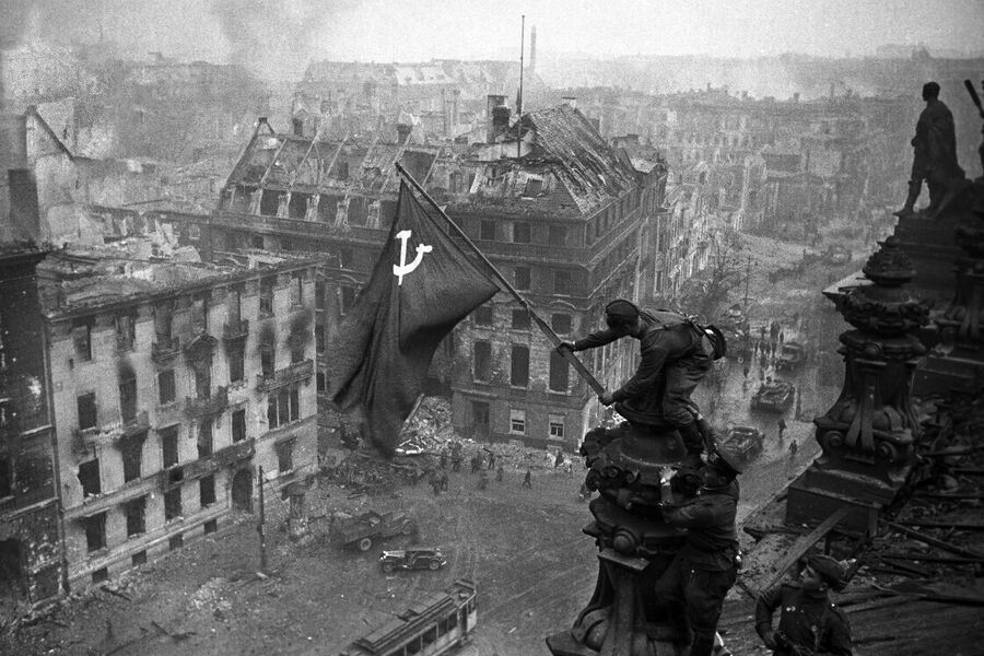 Евгений Халдей. &laquo;Знамя Победы над&nbsp;Рейхстагом&raquo;. 1945&nbsp;год
<br><br>Бойцы 8-й гвардейской армии РККА Алексей Ковалев и Абдулхаким Исмаилов с&nbsp;красным знаменем на&nbsp;крыше здания Рейхстага после взятия города советскими войсками в&nbsp;ходе Второй мировой войны
