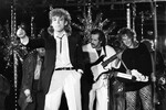 Музыкант Владимир Кузьмин (передний план) во время выступления в Москве, 22 декабря 1986 года