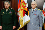 Министр обороны России Сергей Шойгу и начальник ГРУ Игорь Коробов во время получения личного штандарта ГУ Генштаба Вооруженных сил, февраль 2016 года