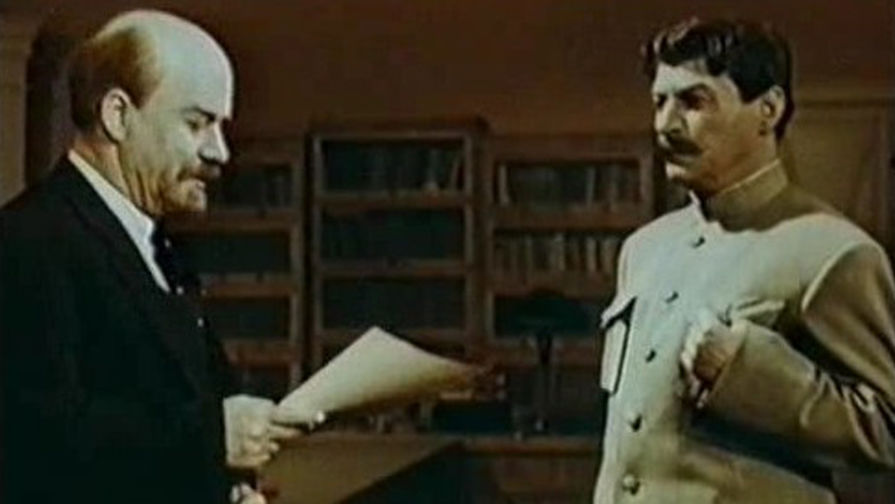 Кадр из фильма «Незабываемый 1919 год» (1951). Режиссер Михаил Чиаурели. В роли Ленина — актер Павел Молчанов