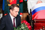 Директор Службы внешней разведки РФ, председатель Российского исторического общества Сергей Нарышкин у гроба с телом лидера ЛДПР Владимира Жириновского во время церемонии прощания в Колонном зале Дома Союзов в Москве, 8 апреля 2022 года