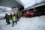 Грузовик MAN, упавший на&nbsp;железнодорожные пути с&nbsp;эстакады на&nbsp;внешней стороне Третьего транспортного кольца в&nbsp;Москве
