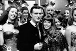 Хью Хефнер с подругой Барбарой Бентон в окружении «зайчиков» в клубе Playboy, Лондон, 1969 год