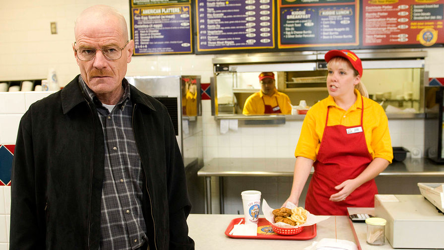 Уолтер Уайт (Брайан Крэнстон) в ресторане Los Pollos Hermanos в сериале «Во все тяжкие»