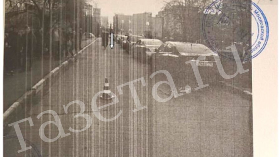 На&nbsp;фотоснимке №3 белой стрелкой указано место расположения передней части автомобиля Hyundai Solaris, которое могло бы оказаться при&nbsp;следственном действии при&nbsp;«определении видимости мальчика-статиста» (на расстоянии 16,4 м, по&nbsp;следственному эксперименту 04.05.17), если бы при&nbsp;следственном действии 04.05.17 были бы такие же припаркованные автомобили и в&nbsp;таком же расположении, как на&nbsp;момент данного ДТП 23.04.17 – примерно, на&nbsp;уровне передней части припаркованного автомобиля за&nbsp;джипом.