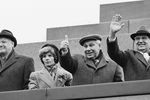 Кандидат в члены Политбюро ЦК КПСС Борис Ельцин, секретарь ЦК КПСС Александра Бирюкова, член ЦК КПСС Анатолий Лукьянов и генсек ЦК КПСС Михаил Горбачев на трибуне Мавзолея, 7 ноября 1987 года