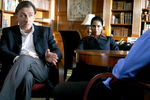 <b>«Обмани меня» (2009-2011)</b>
В сериале «Обмани меня» Рот сыграл блистательного (а еще крайне обаятельного) доктор Лайтмана, который помогает полиции разоблачать преступников.
