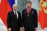 Президент России Владимир Путин и инструктор-космонавт-испытатель Геннадий Падалка, получивший орден «За заслуги перед Отечеством» II степени, на церемонии вручения государственных наград РФ в Кремле, 2014 год