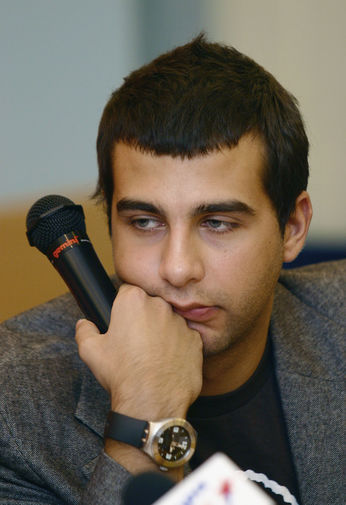 Ведущий Иван Ургант во время пресс-конференции в Москве, 2003 год