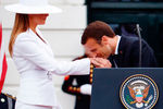 Первая леди США Меланья Трамп и президент Франции Эммануэль Макрон во время встречи в Белом доме в Вашингтоне, 24 апреля 2018 года