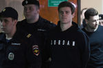 Футболисты Александр Кокорин и Павел Мамаев перед началом заседания Пресненского районного суда Москвы, 3 апреля 2019 года