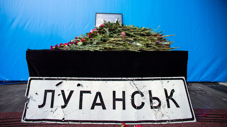 Табличка и цветы у мемориальной доски, установленной на здании ВГТРК в Москве в память о журналистах Игоре Корнелюке и Антоне Волошине, погибших 17 июня 2014 года под Луганском, 17 июня 2015 год