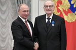 Президент РФ Владимир Путин и народный артист СССР, диктор телекомпании «Первый канал» Игорь Кириллов, награжденный орденом Почета, на церемонии награждения в Екатерининском зале Кремля, 2018 год
