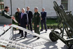 Начальник Генерального штаба Вооруженных сил РФ, первый заместитель министра обороны РФ, генерал армии Валерий Герасимов, президент России Владимир Путин, министр промышленности и торговли РФ Денис Мантуров и министр обороны РФ Сергей Шойгу (в центре слева направо) во время осмотра военной техники после совещания с военачальниками и руководством предприятий ОПК в резиденции «Бочаров Ручей»