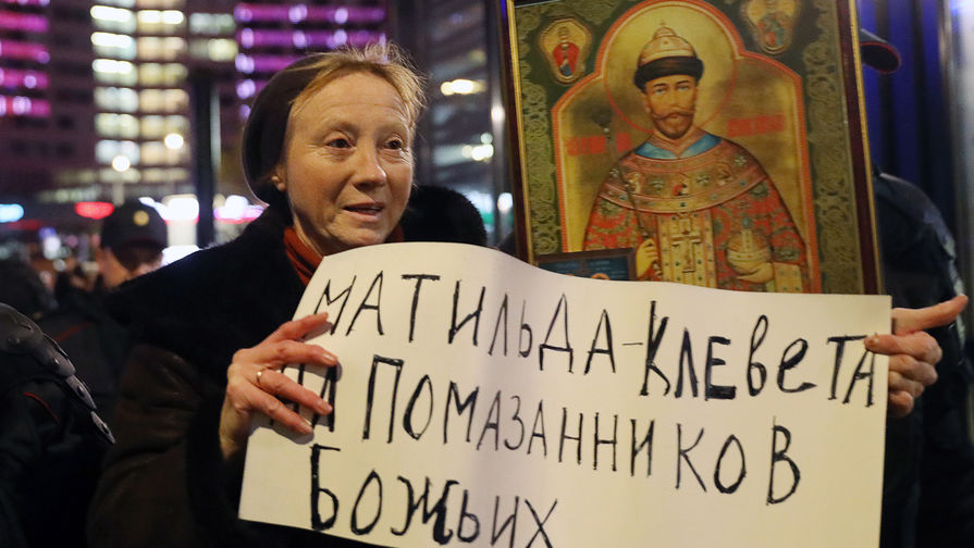 Участница одиночного пикета во время премьеры фильма «Матильда» в Москве, 24 октября 2017 года
