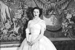 Одно из самых знаменитых своих платьев Кристиан Диор создал в 1949 году к 21-му дню рождения британской принцессы Маргарет. Кремовый наряд из шелка и органзы с открытыми плечами был расшит жемчугом и пайетками. Именно в этом платье Ее Высочество позировала для официального портрета.