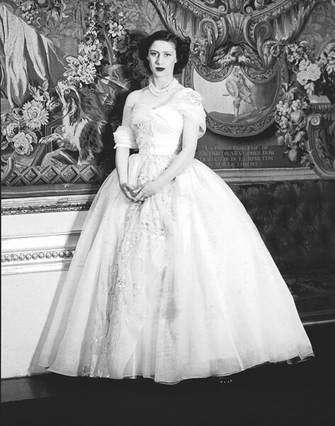 Одно из&nbsp;самых знаменитых своих платьев Кристиан Диор создал в&nbsp;1949 году к&nbsp;21-му дню рождения британской принцессы Маргарет. Кремовый наряд из&nbsp;шелка и органзы с&nbsp;открытыми плечами был расшит жемчугом и пайетками. Именно в&nbsp;этом платье Ее Высочество позировала для&nbsp;официального портрета.