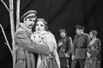 Актеры Олег Борисов и Светлана Крючкова в сцене из спектакля «Тихий Дон» театра БДТ, 1979 год