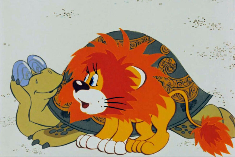 <b>&laquo;Как львенок и черепаха пели песню&raquo; (1974)</b>
<br><br>
Очень добрый и немного философский мультфильм по&nbsp;сказке Сергея Козлова о&nbsp;том, как благодаря одной простой, но очень запоминающейся песенке подружились маленький львенок и большая черепаха. Обоих персонажей озвучил Олег Анофриев. В&nbsp;интервью он говорил, что образ мудрой и ироничной черепахи ассоциировался у&nbsp;него с&nbsp;его любимой актрисой Фаиной Раневской, с&nbsp;которой он когда-то служил в&nbsp;театре Моссовета, а хулиганистого и непокорного львенка он списал с&nbsp;себя в&nbsp;детстве.
&laquo;Потому что она мудрая, с&nbsp;неповторимым образом мышления <...> А львенок это я &mdash; и по&nbsp;характеру, и по&nbsp;поведению. Он одновременно и смущается, и задирается, и нахальничает. Сначала поет фальшиво, а потом &mdash; очень даже правильно&raquo;, &mdash; <a href="https://www.mk.ru/culture/article/2010/07/20/517791-pensiya-v-ispolnenii-olega-anofrieva.html" target="_blank"><b>рассказывал</b></a> он в&nbsp;2010 году.