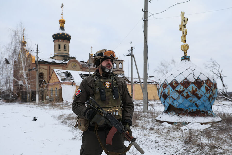 Военнослужащий у&nbsp;Свято-Михайловского храма в&nbsp;Авдеевке, февраль 2024&nbsp;года
