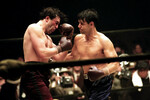 <b>«Нокдаун» (2005)</b>
<br><br>
«Нокдаун» – спортивная драма о бывшем боксере Джиме Брэддоке, который во времена Великой депрессии берется за любую работу, чтобы прокормить жену и детей. Однажды судьба дает ему шанс вернуться на ринг и снова подняться к вершинам боксерского олимпа. Соперниками Кроу по рингу были настоящие боксеры, и, несмотря на все их попытки не бить актера по-настоящему, во время съемок он все же получил сотрясение мозга и сломал пару зубов.
