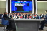 Президент России Владимир Путин, телеведущая канала «Россия 1» Татьяна Ремезова и телеведущий Первого канала Дмитрий Борисов во время «Прямой линии с Владимиром Путиным» в Москве, 2017 год