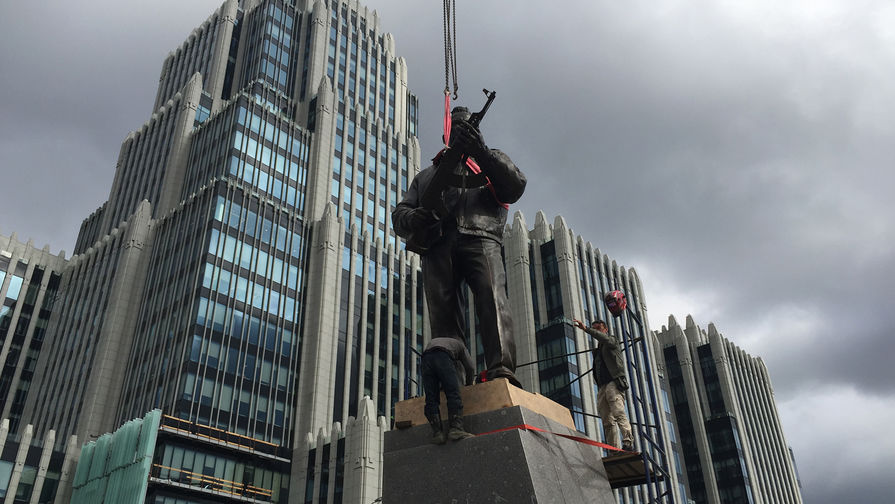 Установка памятника Михаилу Калашникову в&nbsp;Москве, 16&nbsp;сентября 2017&nbsp;года