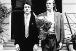 В черной комедии «Ученики» (1995) рассказывается о двух лучших друзьях-неудачниках, один из которых Антуан пытается писать пьесы, а пока зарабатывает на жизнь, публикуя различные статьи для журнала и придумывая кроссворды. А его друг Фред (Гийом Депардье) вообще ничем не занимается, исключая то время, когда придумывает новые способы обмана женщин, после чего обычно их вскоре бросает. 