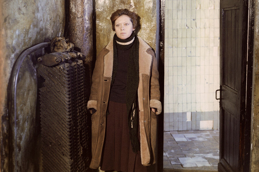 <b>«Сталкер», Андрей Тарковский (1979)</b>
<br><br>
В&nbsp;фантастическом фильме-притче по&nbsp;сценарию братьев Стругацких Фрейндлих исполнила роль супруги Сталкера (Александр Кайдановский). Главный герой недавно вышел из&nbsp;тюрьмы и зарабатывает на&nbsp;жизнь, организуя экскурсии в&nbsp;Зону (место, ставшее аномальным после падения метеорита). В&nbsp;финальном монологе героиня Фрейндлих называет своего супруга «блаженным» и заявляет, что «лучше горькое счастье, чем серая унылая жизнь».