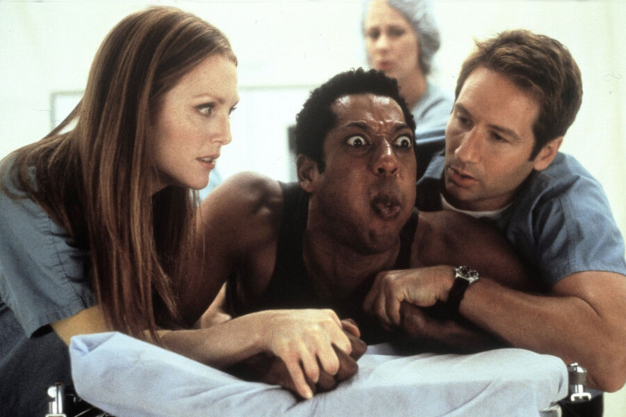 <b>«Эволюция» (2001)</b>
<br><br>
В&nbsp;фантастической комедии Айвана Райтмана Духовны сыграл биолога из&nbsp;колледжа где-то в&nbsp;Аризоне, которому выпадает удача исследовать упавший в&nbsp;пустыне метеорит. В&nbsp;инопланетном теле обнаружена голубая кровь, которую забирает в&nbsp;лабораторию ученый. Очень скоро в&nbsp;ней появляются сначала одноклеточные, а потом и многоклеточные организмы. И это только начало настоящей катастрофы.