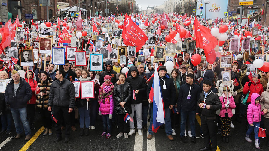 Участники во время акции «Бессмертный полк» в Москве