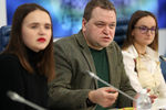 Руководитель исполнительного комитета движения «Корпус «За чистые выборы» Алена Булгакова, координатор по взаимодействию с партнерами Ассоциации наблюдателей «Национальный общественный мониторинг» Роман Коломойцев и сопредседатель движения «Россия выбирает» Елена Бабченкова во время пресс-конференции, посвященной старту Всероссийской акции «Экспедиция НОМ» (Национального общественного мониторинга) в Москве, 1 февраля 2018 года