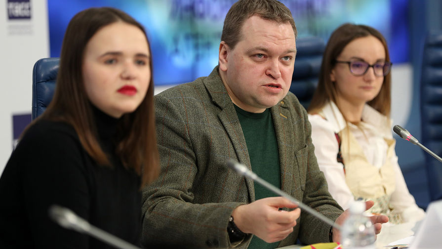 Руководитель исполнительного комитета движения &laquo;Корпус &laquo;За чистые выборы&raquo; Алена Булгакова, координатор по&nbsp;взаимодействию с&nbsp;партнерами Ассоциации наблюдателей &laquo;Национальный общественный мониторинг&raquo; Роман Коломойцев и сопредседатель движения &laquo;Россия выбирает&raquo; Елена Бабченкова во время пресс-конференции, посвященной старту Всероссийской акции &laquo;Экспедиция НОМ&raquo; (Национального общественного мониторинга) в&nbsp;Москве, 1 февраля 2018 года