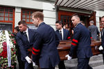 Во время церемонии выноса гроба с телом режиссера Дмитрия Брусникина у МХТ имени Чехова, 13 августа 2018 года