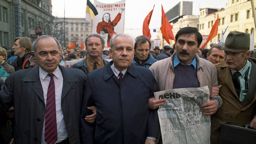 Анатолий Лукьянов (в центре) во время митинга накануне всероссийского референдума о доверии президенту Борису Ельцину, на Тверской улице, 1993 год