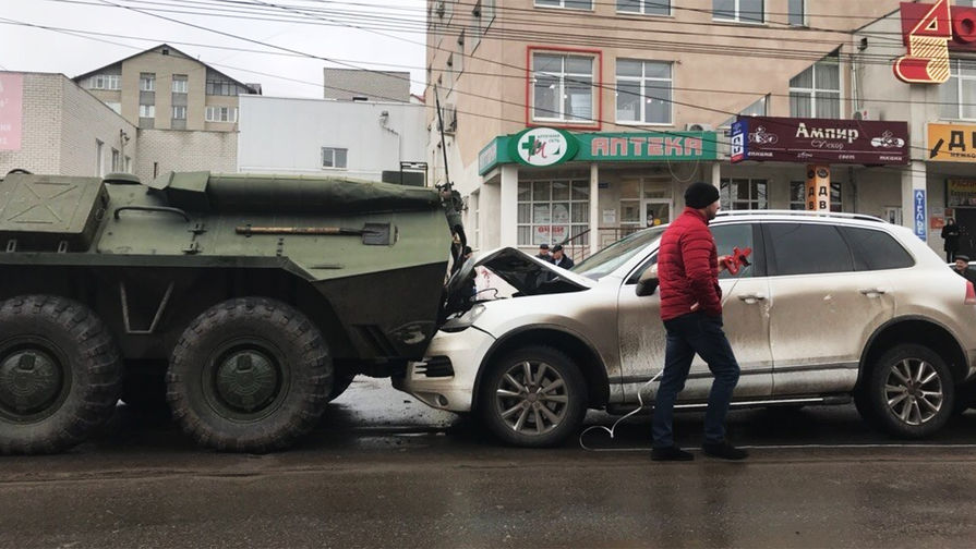 Последствия ДТП с&nbsp;двумя БТР в&nbsp;центре Курска, 27 февраля 2019 года