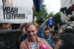 Пресса встречает Ивана Голунова на выходе из здания Главного следственного управления ГУ МВД России по Москве, июнь 2019 года