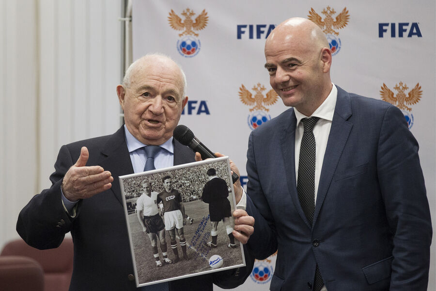 Первый вице-президент РФС Никита Симонян и президент Международной федерации футбола (ФИФА) Джанни Инфантино (слева направо) во время пресс-конференции, 2016&nbsp;год 