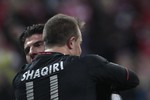 Марио Гомес принимает поздравления после забитого мяча
