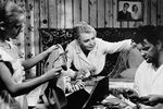 Татьяна Доронина в роли Нюры (в центре) и Вячеслав Шалевич в роли мужа Нюры (справа) в фильме Татьяны Лиозновой «Три тополя на Плющихе»