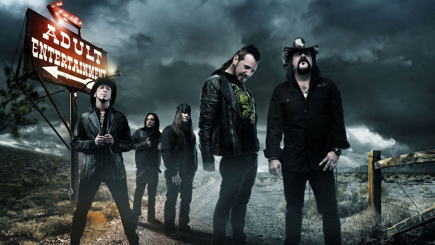 Винни Пол (справа) в составе группы Hellyeah