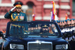 Министр обороны РФ Сергей Шойгу в кабриолете Aurus Senat во время парада, посвященного 75-й годовщине Победы в Великой Отечественной войне, на Красной площади, 24 июня 2020 года