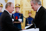 Президент РФ Владимир Путин и дирижер, художественный руководитель Мариинского театра Валерий Гергиев (слева направо) на церемонии вручения государственных премий РФ в области науки и технологий, литературы, искусства и гуманитарной деятельности за 2015 год в Кремле