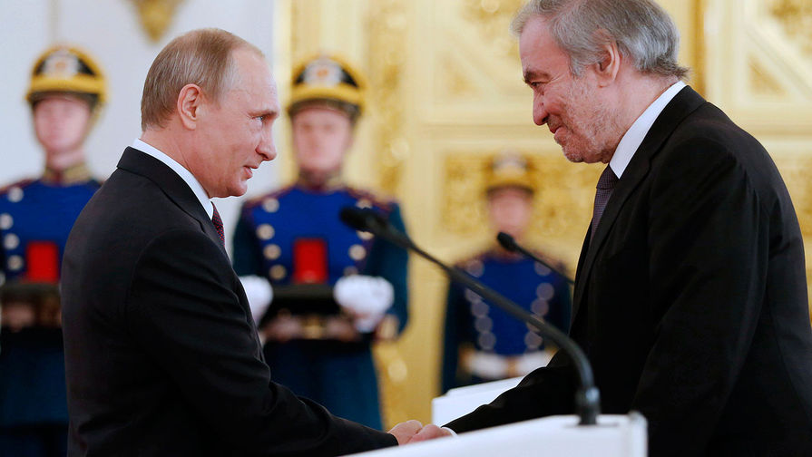 Президент РФ Владимир Путин и дирижер, художественный руководитель Мариинского театра Валерий Гергиев (слева направо) на&nbsp;церемонии вручения государственных премий РФ в&nbsp;области науки и технологий, литературы, искусства и гуманитарной деятельности за&nbsp;2015 год в&nbsp;Кремле