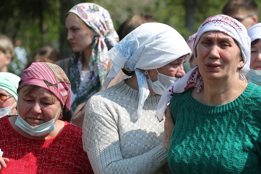 Похороны погибших при&nbsp;стрельбе в&nbsp;школе № 175&nbsp;на&nbsp;Самосыровском кладбище в&nbsp;Казани, 12&nbsp;мая 2021&nbsp;года